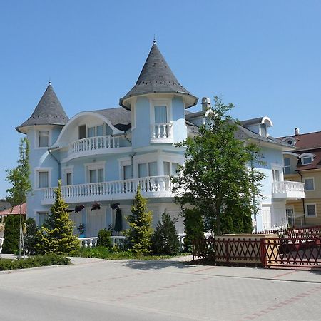 Crystal Es Susanne Panzio Bed and Breakfast Siófok Exteriör bild