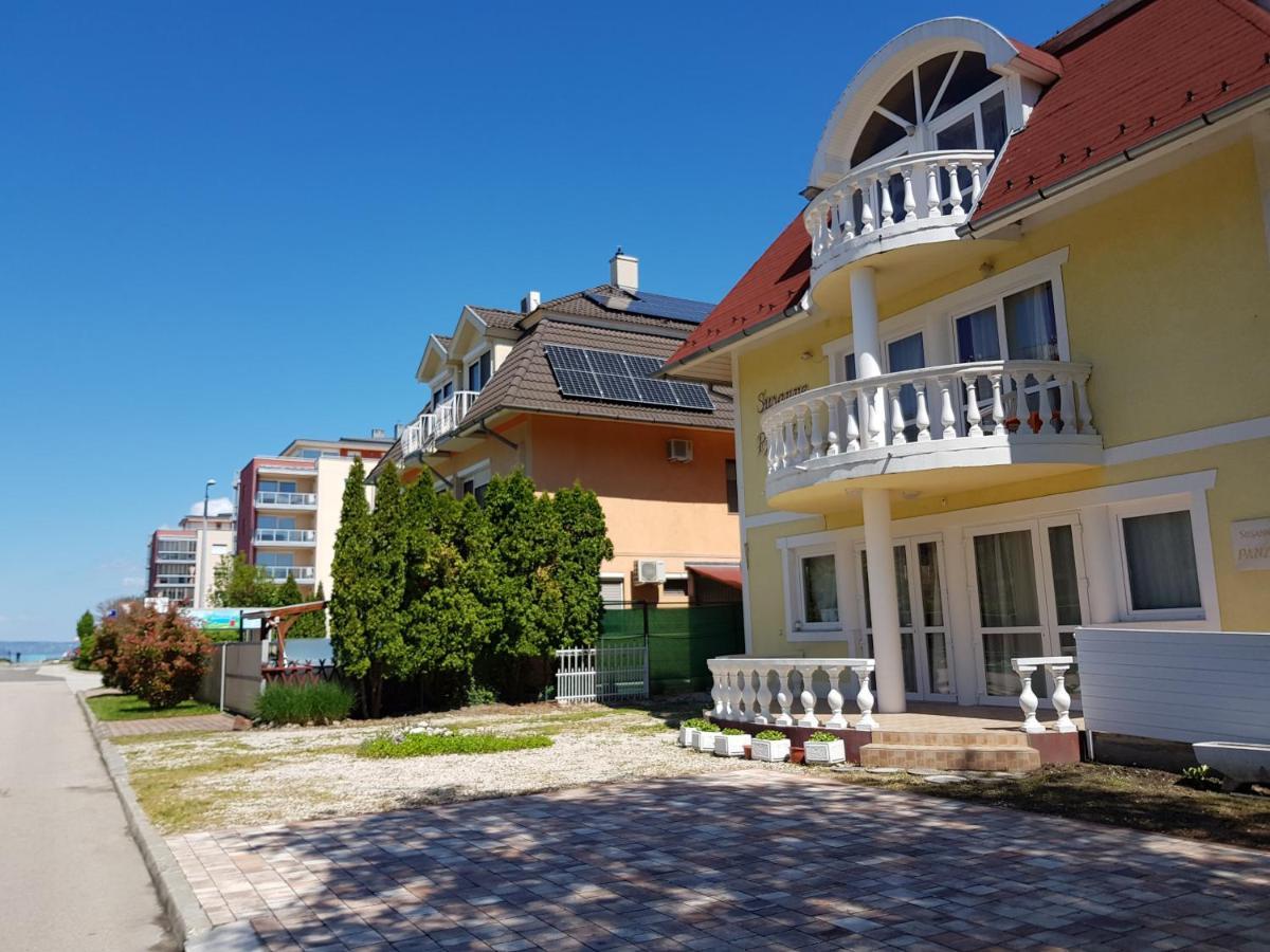 Crystal Es Susanne Panzio Bed and Breakfast Siófok Exteriör bild