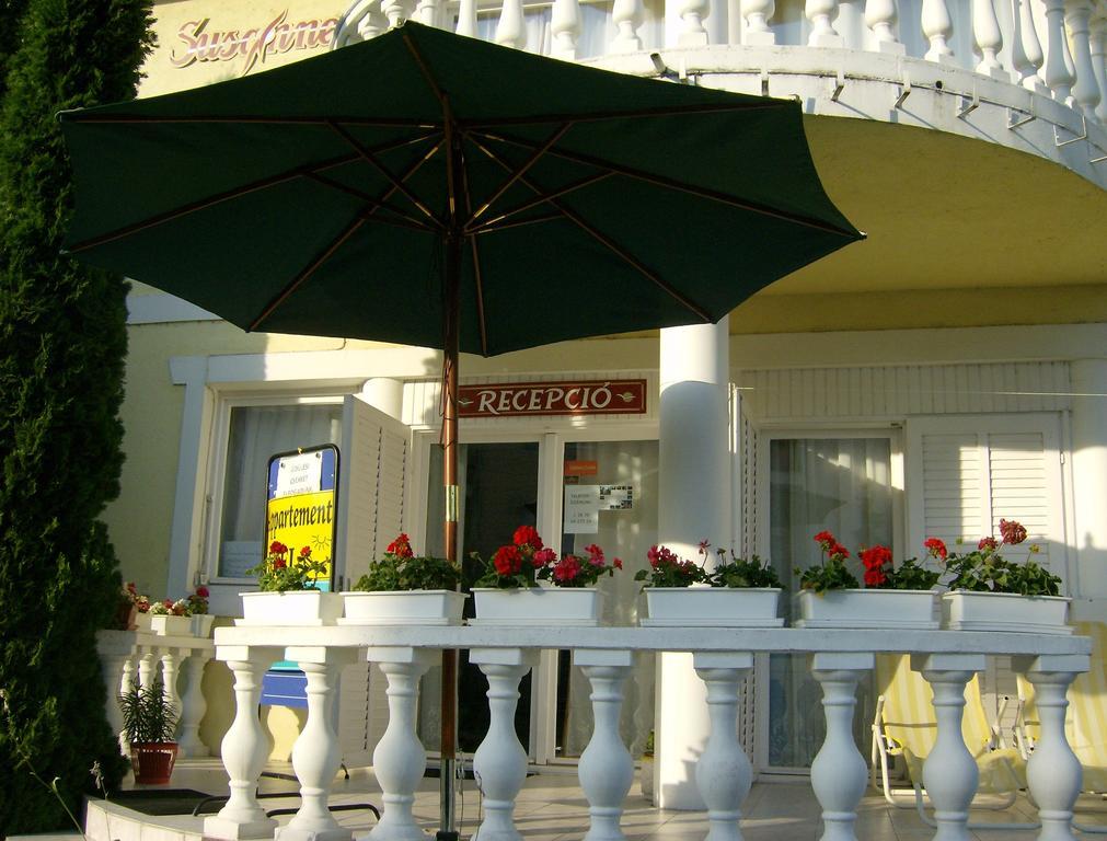 Crystal Es Susanne Panzio Bed and Breakfast Siófok Exteriör bild
