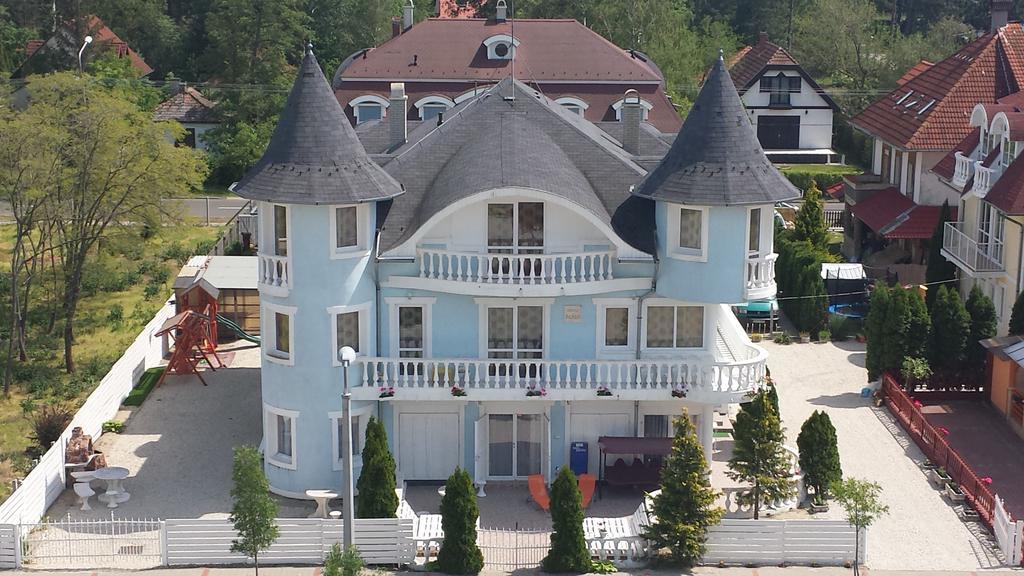 Crystal Es Susanne Panzio Bed and Breakfast Siófok Exteriör bild