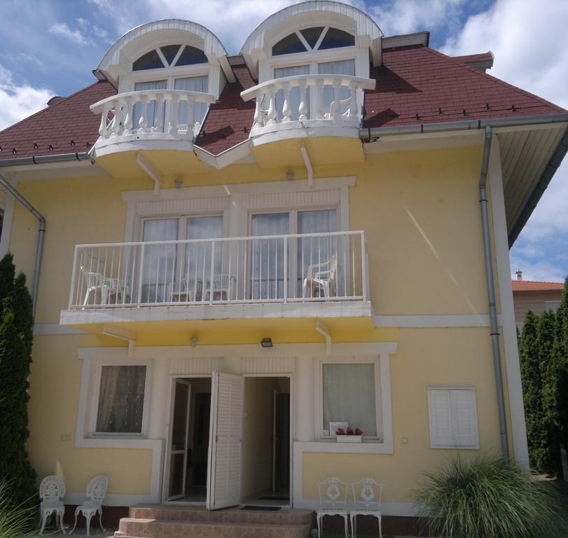 Crystal Es Susanne Panzio Bed and Breakfast Siófok Rum bild