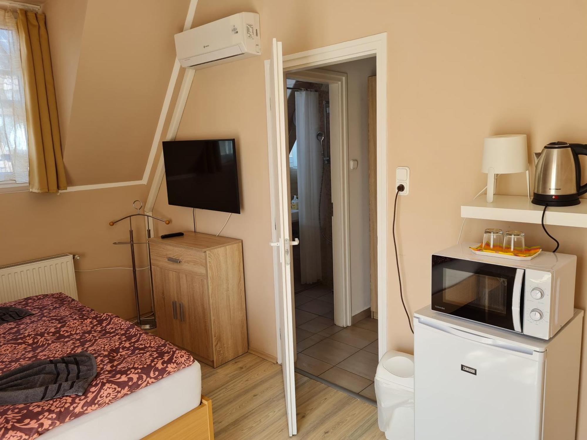 Crystal Es Susanne Panzio Bed and Breakfast Siófok Exteriör bild