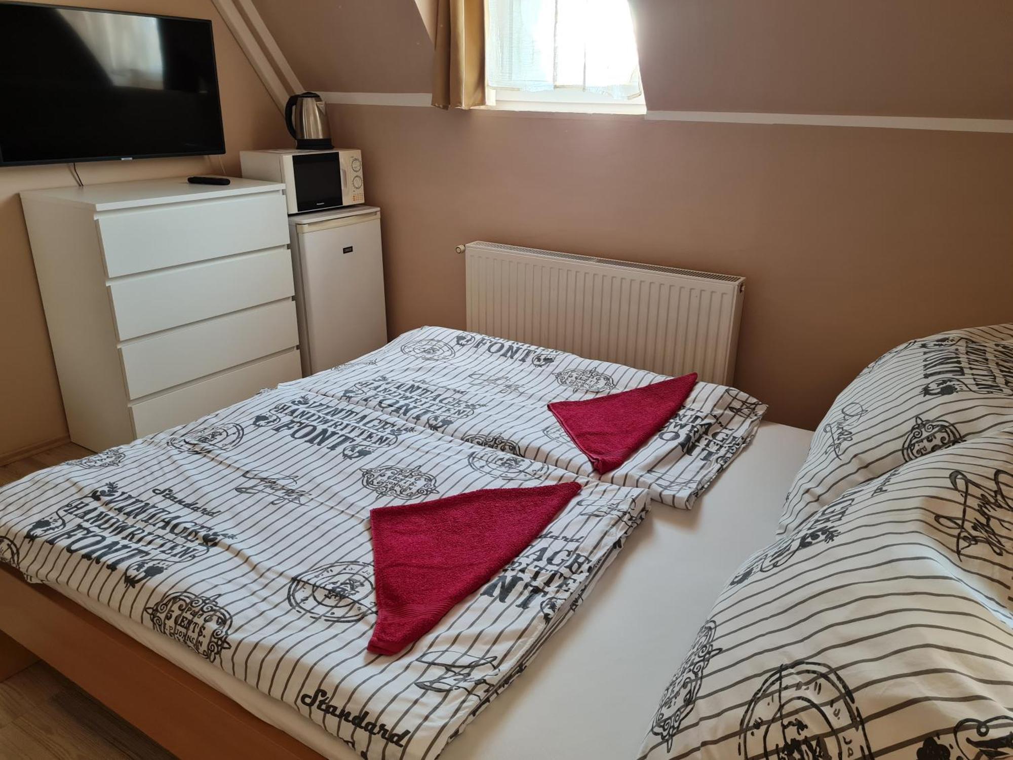 Crystal Es Susanne Panzio Bed and Breakfast Siófok Exteriör bild