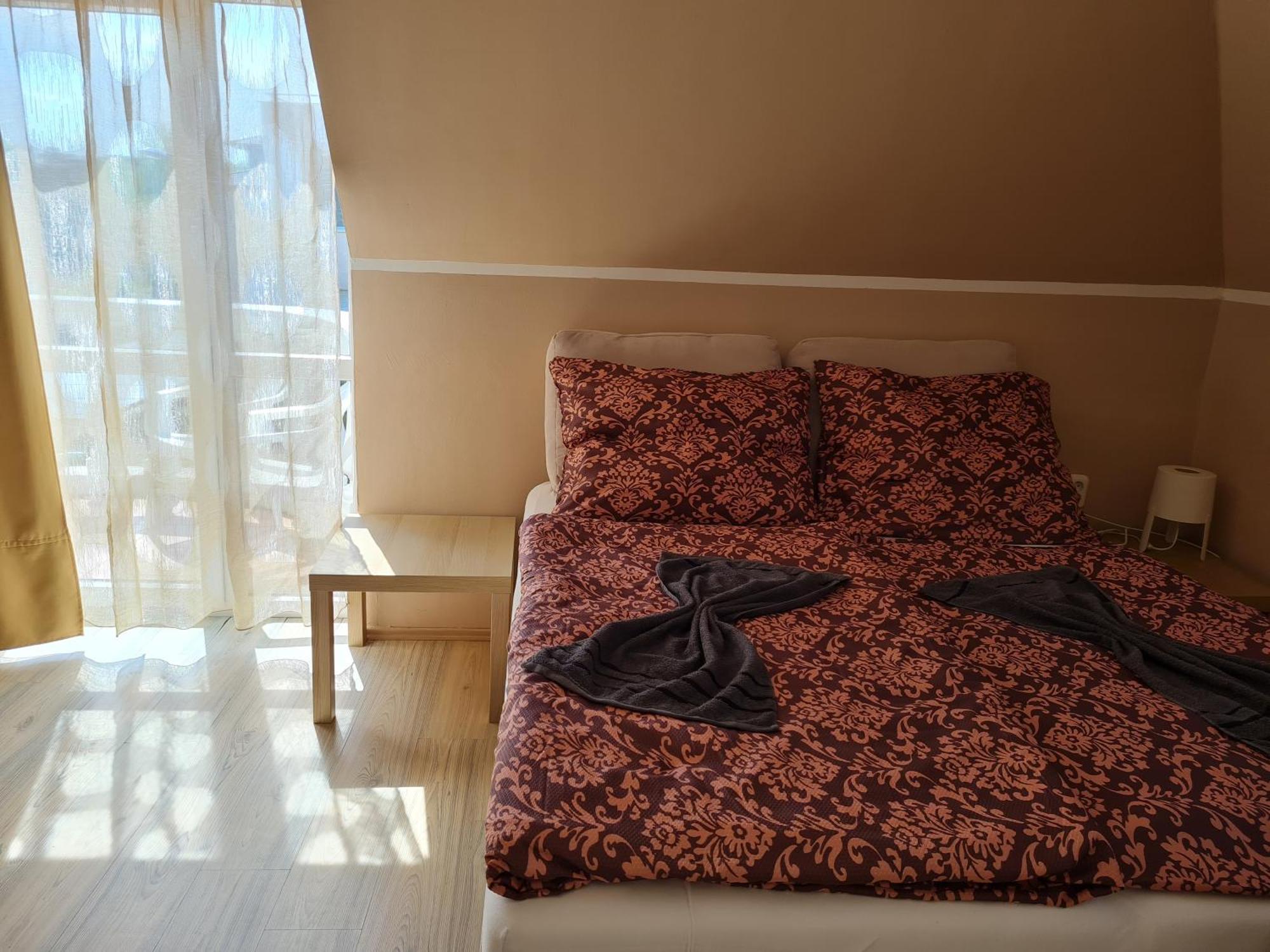 Crystal Es Susanne Panzio Bed and Breakfast Siófok Exteriör bild