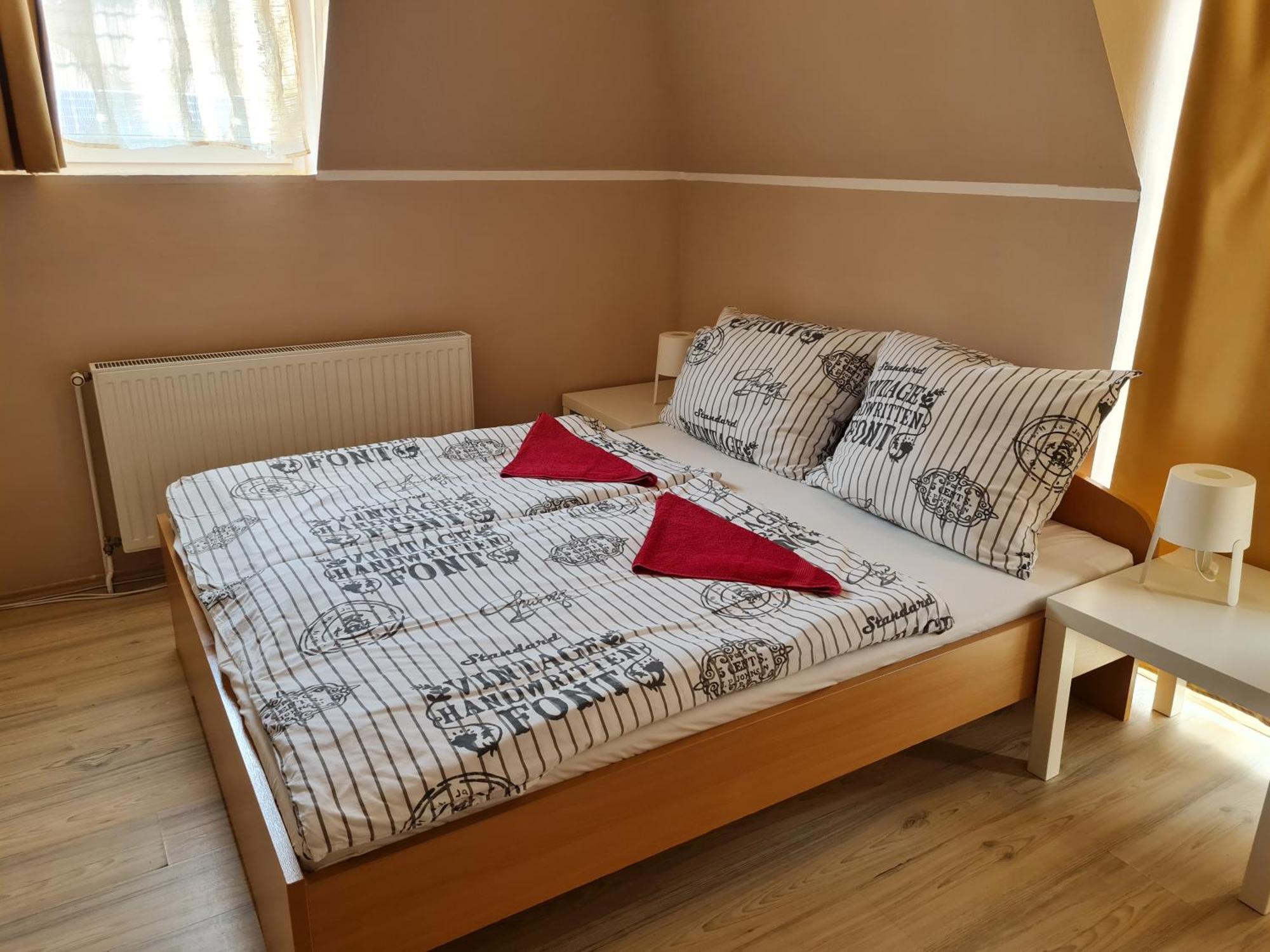 Crystal Es Susanne Panzio Bed and Breakfast Siófok Exteriör bild