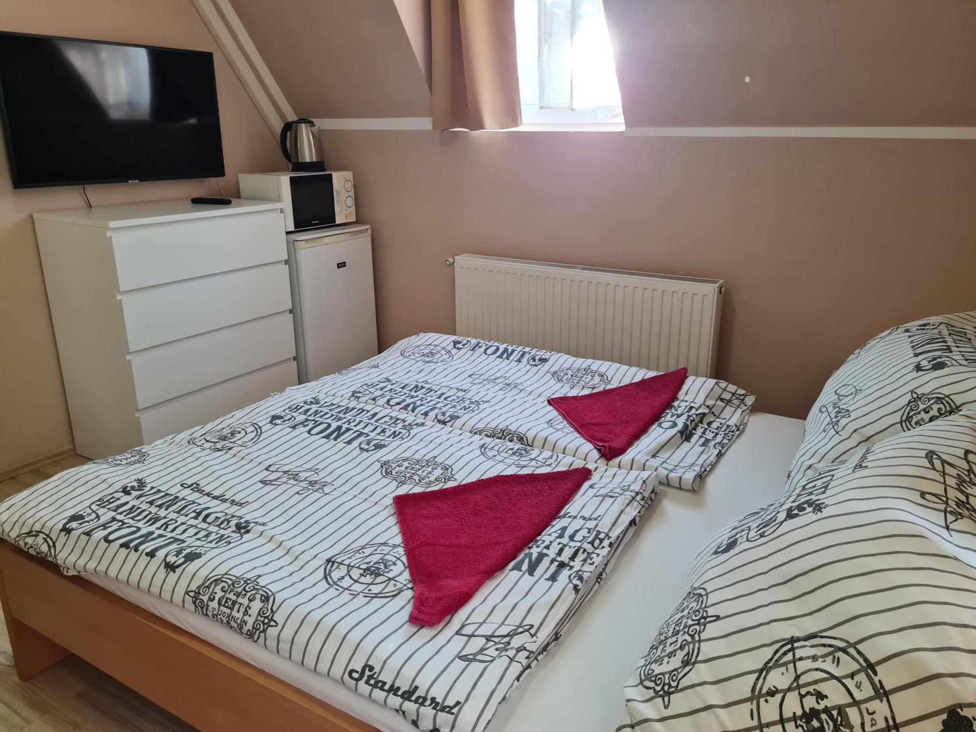 Crystal Es Susanne Panzio Bed and Breakfast Siófok Exteriör bild